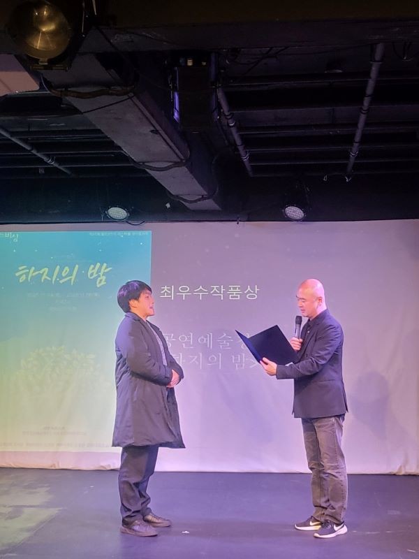 수상하는 김정근 교수(왼쪽), 김진만 조직위원장(오른쪽). ⓒ 대경대학교