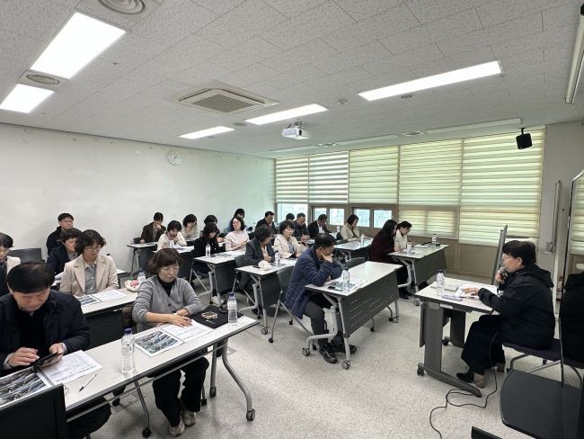 대구 수성구는 도심형 대형산불 발생에 대비해 주민들의 신속한 대피 체계를 구축하고, 산불 예방 인프라를 강화하기 위해 동장 23명을 대상으로 주민 대피 현장 책임자 교육을 실시했다. ⓒ 대구 수성구