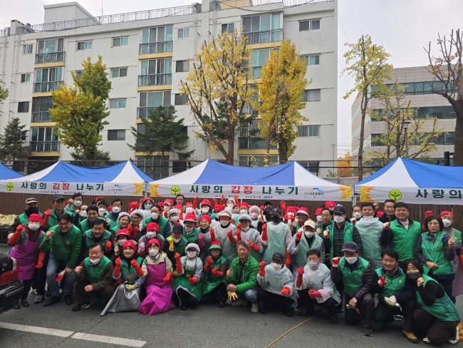 대구 수성구새마을회는 지난 25일 지역사회 돌봄과 나눔 문화 확산을 위해 '2025년 사랑의 김장 나누기' 행사를 진행했다. ⓒ 대구 수성구
