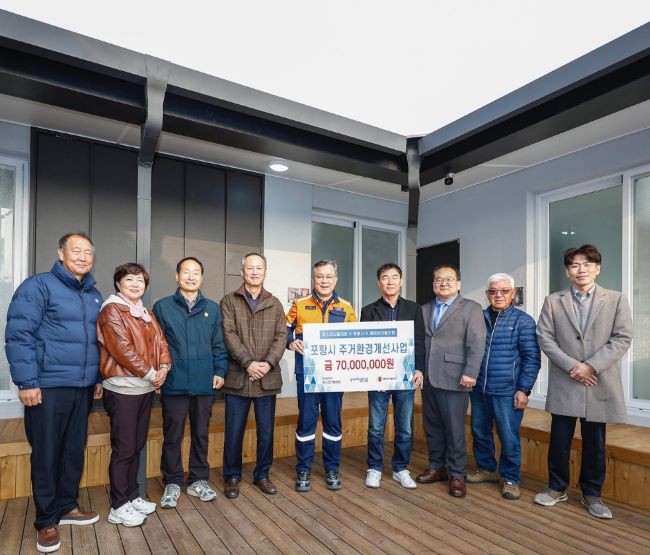 세이브더칠드런동부지역본부장(가장 우측) 및 포항시, 포스코스틸리온, KCC 내빈이 두꺼비하우스 준공식에 함께 참석하고 있다. ⓒ 세이브더칠드런동부지역본부