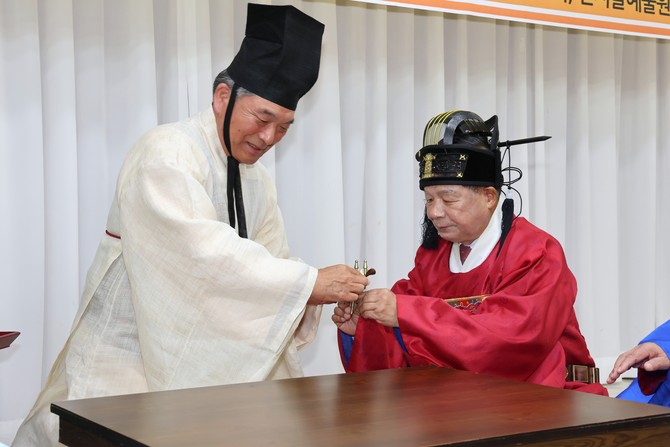 이상근 군수(오른쪽)가 고성향교가 고성읍에서 개최한 지역 유림을 비롯해 읍면 지역 70세 어르신 등 100여명이 참석한 '2025년 기로연 재현 행사'에 참석해 기로연을 재현하고 있다. ⓒ 고성군