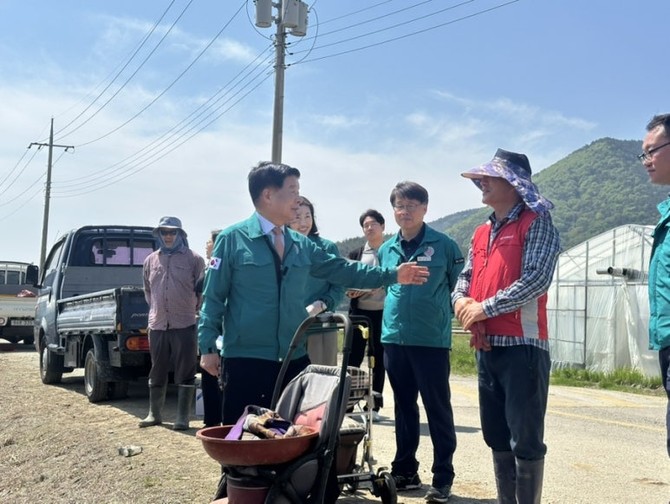 이상근 군수가 올해 성공적으로 마무리되며, 고령화로 활력을 잃어가던 농촌 마을에 세대 간 교류와 공동체 회복의 새 변화를 이끌어 낸 마을 현장을 방문해 격려하고 있다. ⓒ 고성군