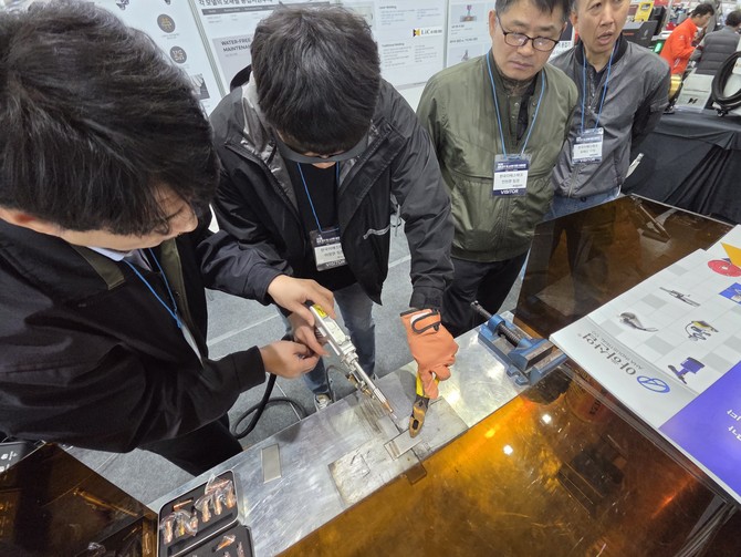 '2025 국제 공구 및 스마트 용접 자동화전'에서 고출력 레이저 용접기 'KWM-LiSA-7T'를 시연 중인 모습. ⓒ 라이콤