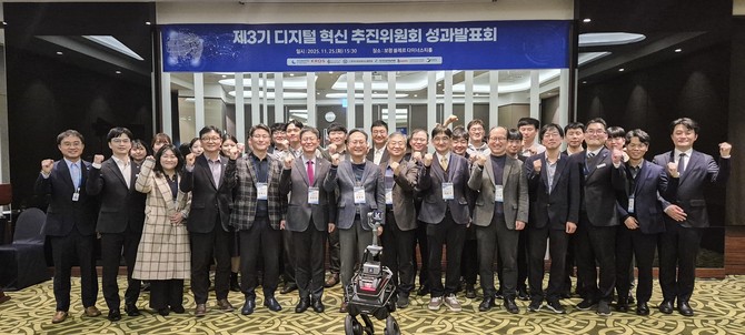 지난 10월 2025 한국중부발전 지능형 로봇 챌린지 대회에서 1위를 차지하며 대통령상을 수상 후 ꞌ수소 화합물 감지 2족 보행 로봇ꞌ과 함께 기념촬영을 하고 있다. ⓒ 중부발전