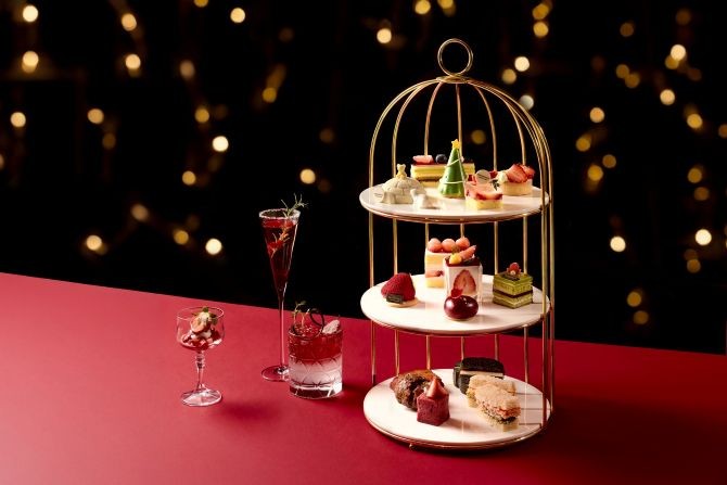 롯데호텔 서울이 겨울철 대표 과일인 딸기를 가득 즐길 수 있는 프리미엄 디저트 프로모션 '2026 머스트 비 스트로베리(Must be Strawberry)'를 내년 4월30일까지 선보인다. © 롯데호텔