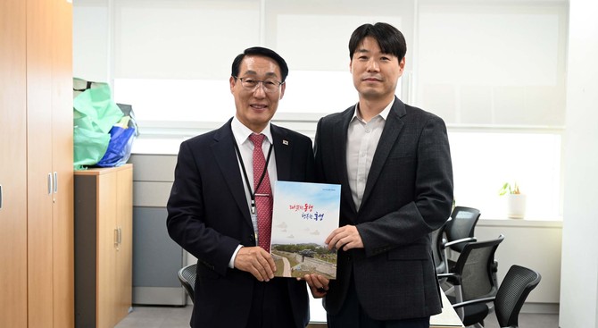 이용록 홍성군수, 지용구 행정안전부 교부세과장. ⓒ 홍성군