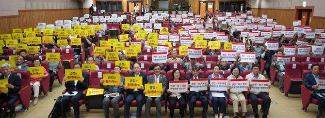 ꞌ하구복원특별법 제정 촉구 서명운동ꞌ 모습. ⓒ 서천군