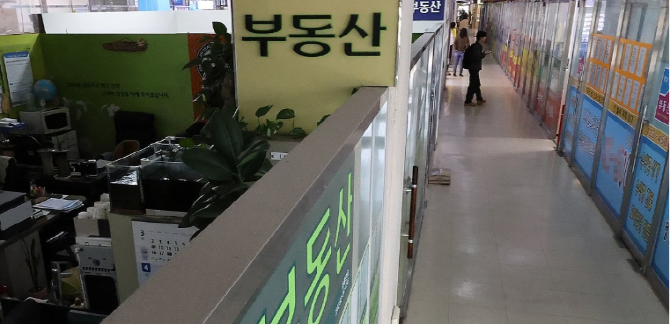 불 꺼진 서울 일원 공인중개사 사무실. © 연합뉴스