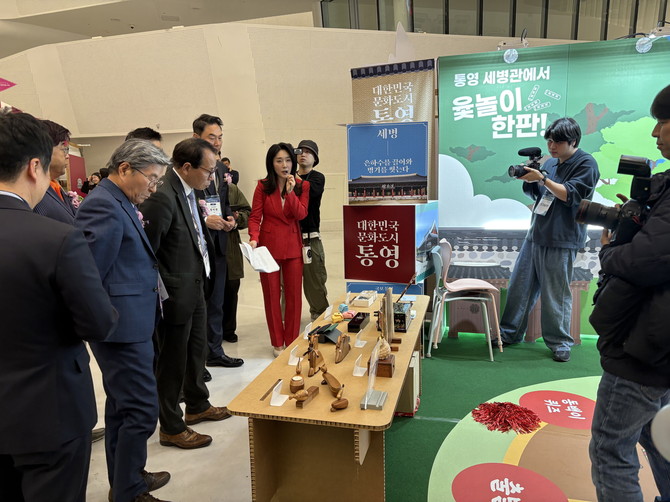 통영시가 문화체육관광부가 주최한 '2025 대한민국 관광기념품 박람회'에 참가해 국보 세병관을 배경으로 한 통영관광홍보관을 운영하며 통영시 관광기념품 공모전 수상작과 지역 특산물을 소개하고 있다. ⓒ 통영시