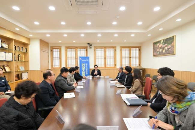 김광열 영덕군수가 영덕군 재가장기요양기관 협회 회원들과 만나 소통하고 있다. ⓒ 영덕군