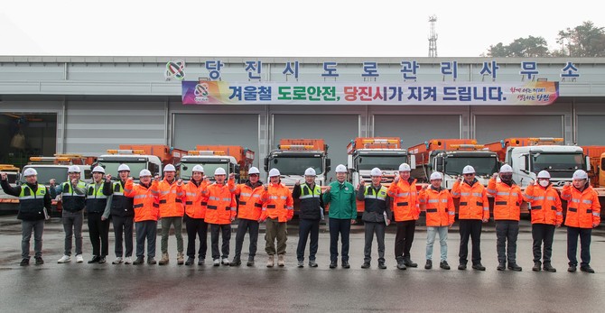 다가오는 겨울철 강설 및 결빙에 대비해 25일 대덕동 도로관리사무소에서 제설 준비 상황을 점검 후 기념촬영을 하고 있다. ⓒ 당진시