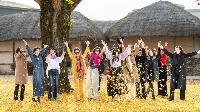 시니어모델 아카데미 수료식을 개최 후 기념촬영을 하고 있다. ⓒ 예산군