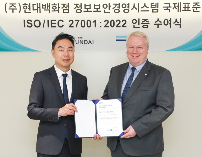 26일 오전, 서울 강남구 현대백화점 본사에서 진행된 ISO 27001 인증서 수여식에서 정지영 현대백화점 사장(사진 왼쪽)과 비달 도로넨(Vidar Dolonen) DNV 인증원 한국·일본 지역 총괄 대표(사진 오른쪽)이 기념사진을 찍고 있다. © 현대백화점