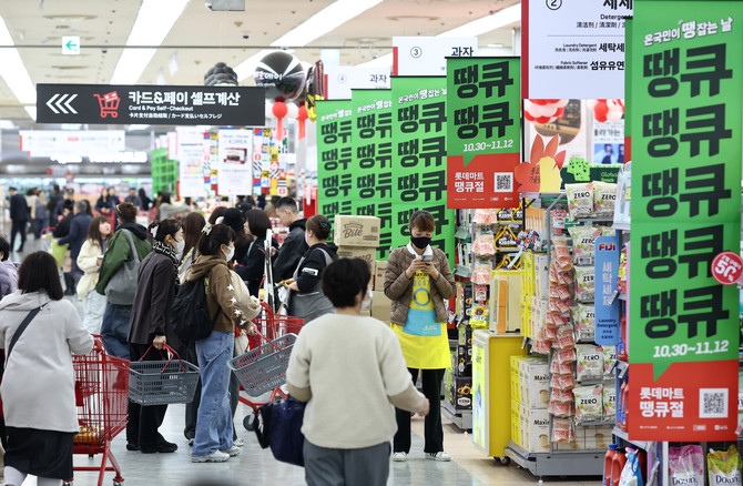 '코리아 그랜드 페스티벌’이 시작된 지난달 29일 서울의 한 대형마트에 관련 대형 할인행사 안내 현수막이 걸려 있는 모습. ⓒ 연합뉴스