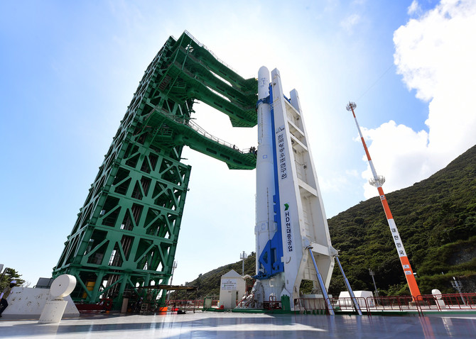 지난 9월 전남 고흥군 나로우주센터에서 4차 발사 전 최종 준비 시험(WDR)을 진행하기 위해 누리호가 발사대에 서 있는 모습. ⓒ 한국항공우주연구원