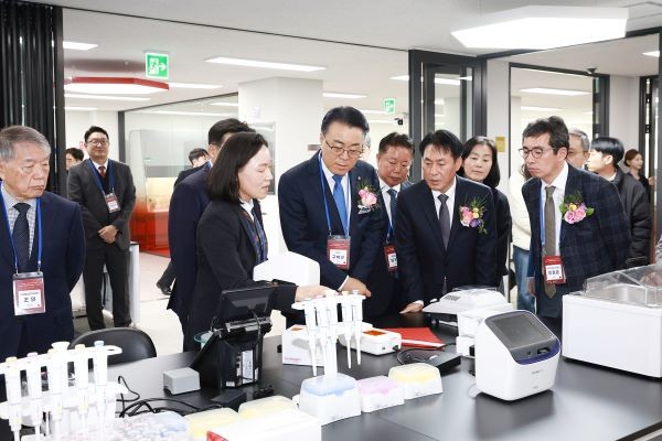 구복규 군수가 25일 개소한 써모피셔 사이언티픽 코리아 기술협력센터 홍보부스를 둘러보고 있다. ⓒ 화순군