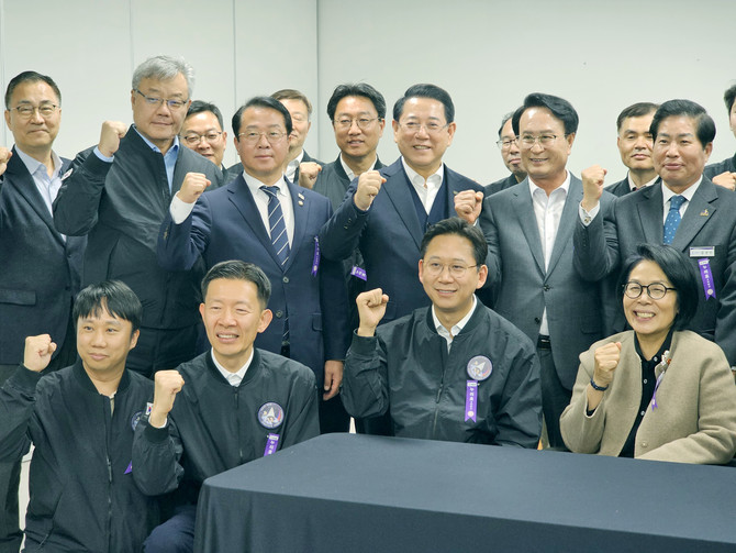 김영록 전라남도지사가 27일 새벽 고흥 나로우주센터에서 한국형발사체 '누리호' 4차 발사 성공을 관계자들과 축하하고 있다. ⓒ 전라남도