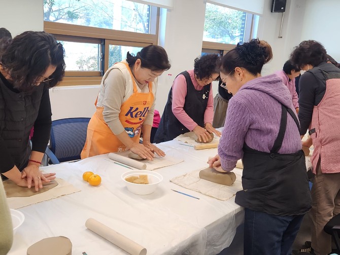 한국여성농업인고성군연합회가 회원 25명을 대상으로 '도자기 만들기 체험 행사'를 운영하고 있다. ⓒ 고성군