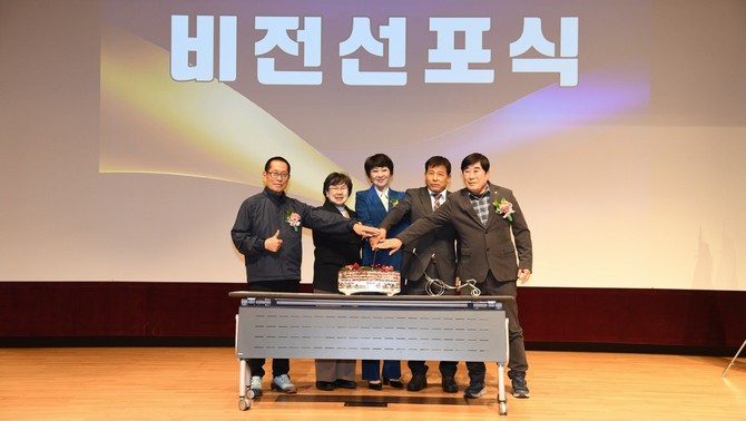 지난 25일 부여박물관 사비마루에서 '2025 소상공인의 날' 기념행사 개최 후 기념촬영을 하고 있다. ⓒ 부여군