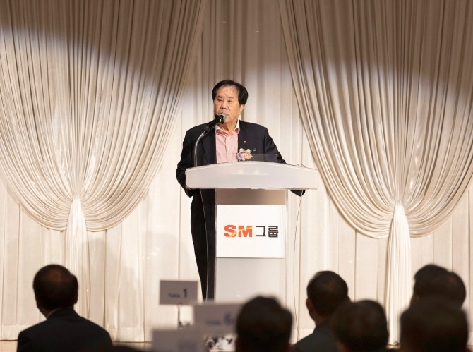 우오현 SM그룹 회장이 지난 26일 '2025 건설부문 협력사 초청 정기간담회'에서 축사를 하고 있다. Ⓒ SM그룹