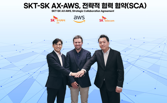 3사 임원이 SCA 체결 후 기념 촬영한 모습. 왼쪽부터 신장수 SK AX Cloud 부문장, 크리스 케이시(Chris Casey) AWS 아시아태평양 및 일본(APJ) 파트너쉽 총괄, 허민회 SKT AI Cloud 담당. ⓒ SK텔레콤