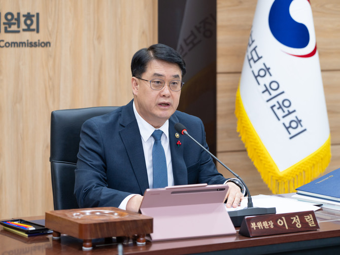 이정렬 개인정보보호위원회 부위원장이 지난 26일 오후 서울 종로구 정부서울청사에서 개최된 2025년 제24회 개인정보보호위원회 전체회의에서 모두말씀을 하고 있다. ⓒ 개인정보보호위원회