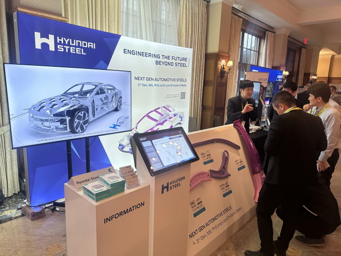 현대제철 연구원이 미국 '카바디 익스피리언스(Car Body Xperience)'에 참석한 글로벌 고객사들에게 3세대 강판을 설명하고 있다. ⓒ 현대제철