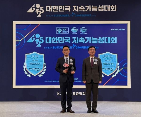 (왼쪽부터) 금호타이어 미래성장사업부문 유정선 상무와 한국표준협회 문동민 회장이 기념촬영을 하고 있다. ⓒ 금호타이어