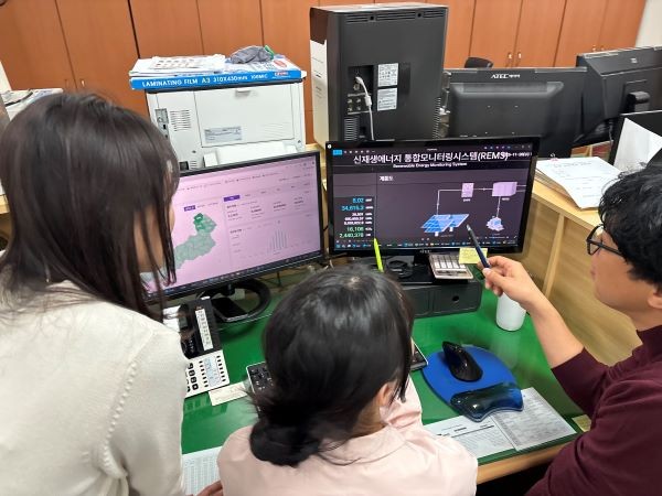 광주 남구청 직원들이 신재생에너지 통합모니터링 시스템을 이용해 태양광과 태양열 등 다양한 신재생에너지 설비를 실시간으로 감시하고 있다. ⓒ 광주 남구청