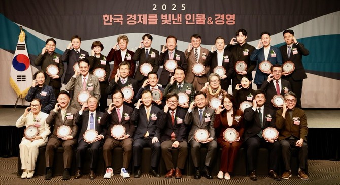27일 서울 더플라자 호텔에서 열린 '2025 한국 경제를 빛낸 인물&경영 시상식'에서 '리더십경영' 부문 수상자로 선정 후 단체 기념촬영을 하고 있는 김동일 시장. ⓒ 보령시
