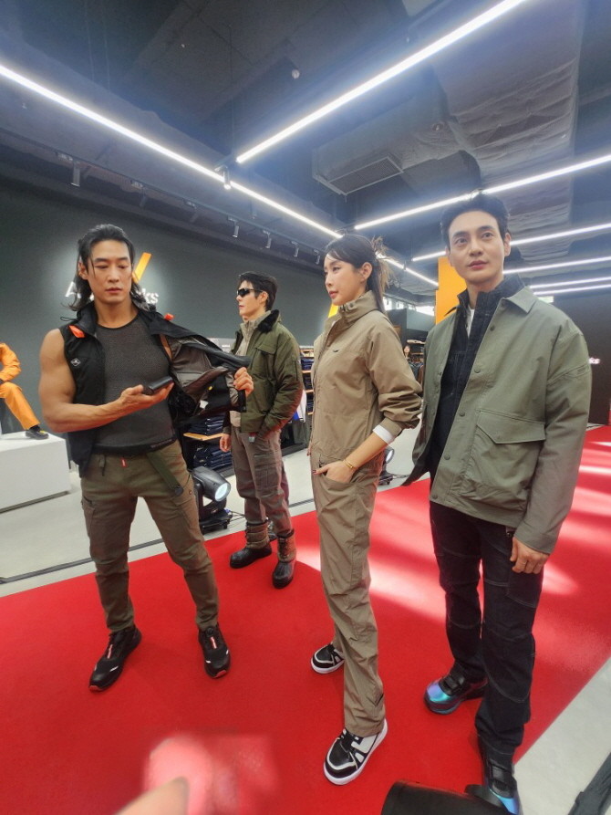 아에르웍스가 27일 AK플라자 금정점에서 브랜드 제품을 소개하는 런웨이 행사를 진행했다. = 추민선 기자