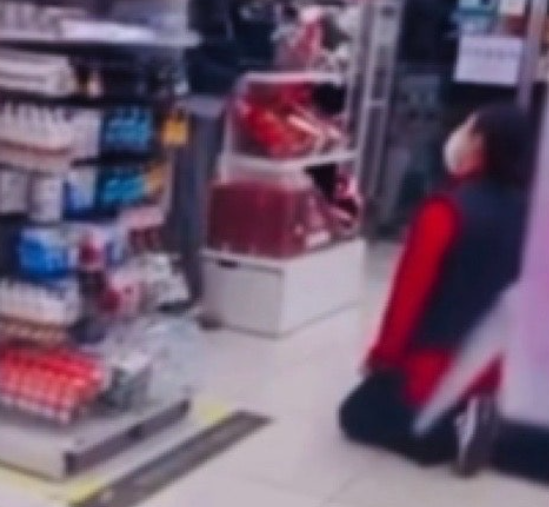 지난 21일 전남의 한 다이소 매장에서 직원이 손님에게 무릎 꿇고 사과하는 영상. © 온라인 커뮤니티