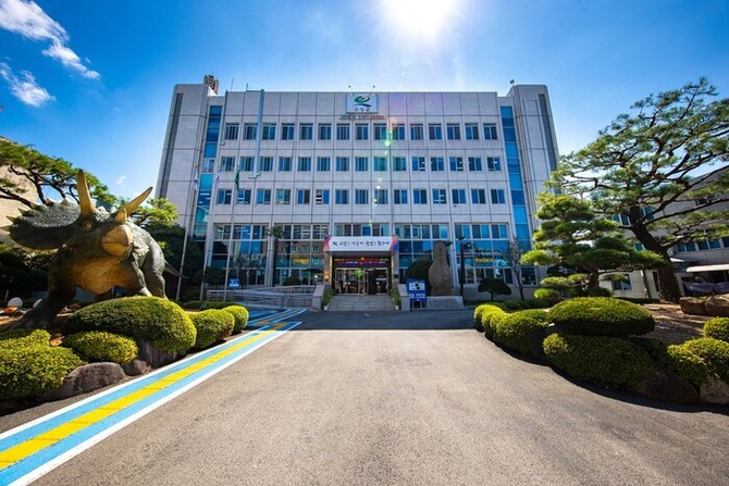 한국기업평판연구소에서 발표한 '대한민국 기초자치단체 브랜드 평판' 2025년 11월 빅데이터 분석에서 전국 군부 1위를 달성한 고성군청 전경. ⓒ 고성군