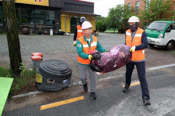 박병규 광산구청장이 생활폐기물 수거 현장을 찾아 환경직 노동자들과 종량제 봉투를 나르고 있다. ⓒ 광산구