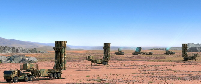 L-SAM 발사대와 L-SAM 다기능 레이다가 배치된 모습. ⓒ 한화에어로스페이스