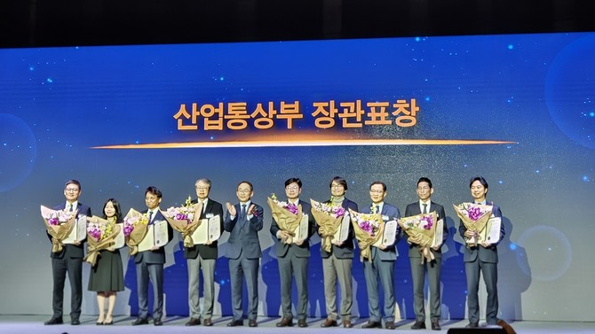 전태연 알테오젠 부사장(오른쪽에서 세 번째)이 바이오산업 발전 유공자 수출증대 부문 산업통상부 장관표창을 수상했다. ⓒ 알테오젠