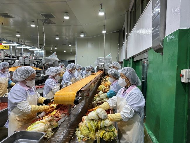 안동시는 김장철을 앞두고 관내 김장용 식재료 제조 및 판매업소를 대상으로 위생 점검과 수거검사를 시행했다. ⓒ 안동시