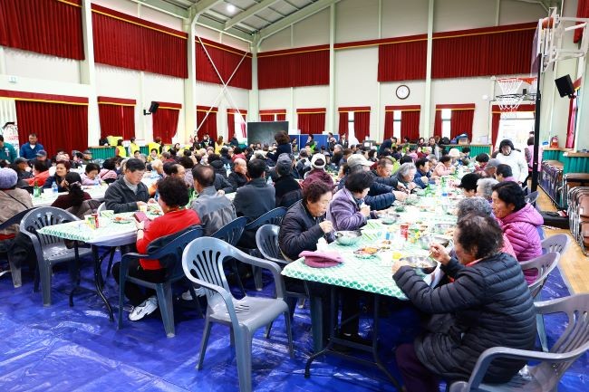 울진군이 진행한 '참! 좋은 사랑의 밥차' 및 재능나눔 봉사활동 모습. ⓒ 울진군