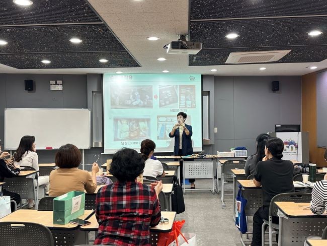 지난 20일 대구보건대학교 문화관 405호에서 수강생 20명이 참여한 가운데 하반기 수업 중 공간 수납 디자인 과정 교육이 진행되고 있다. ⓒ 대구보건대학교