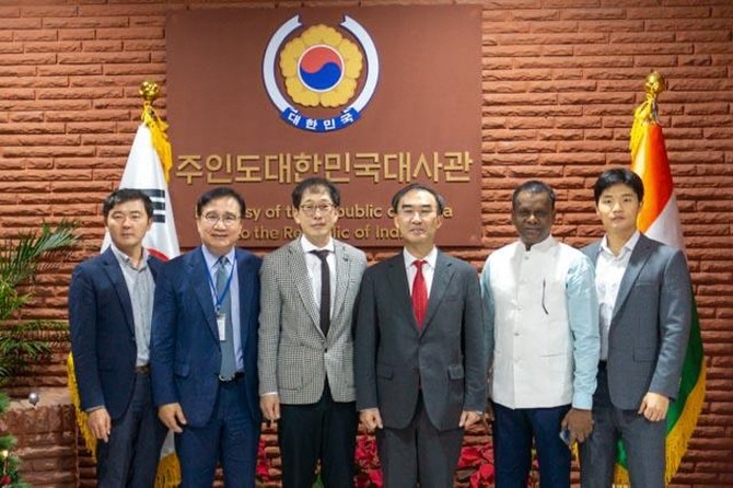 (왼쪽부터) 조성준 주인도대한민국대사관 상무관, 김동규 이엠앤아이 사외이사, 고창훈 이엠앤아이 대표, 이성호 주인도대한민국대사관 대사, 슈레쉬 이엠앤아이 인도 자문, 안한별 주인도대한민국대사관 서기관. ⓒ 이엠앤아이