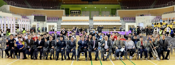 지난 29일 보령시가 주최한 '제7회 만세보령머드배 전국 좌식배구대회'를 개최 후 기념촬영을 하고 있다. ⓒ 보령시