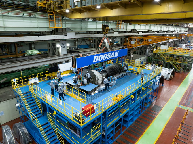 산업통상부가 공모한 스마트그린산단 촉진사업 'AX실증산단 구축사업'의 일환인 두산에너빌리티 터빈공장에서 가스터빈을 조립하고 있는 사진. ⓒ 창원시