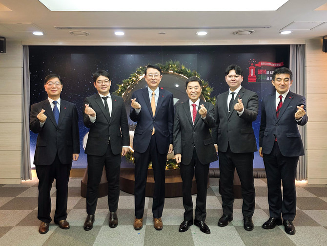 1일 서울시 중구 사회복지공동모금회에서 개최된 연말 이웃사랑성금 전달식에서 참석자들이 기념 촬영을 하고 있다. ⓒ 삼성전자