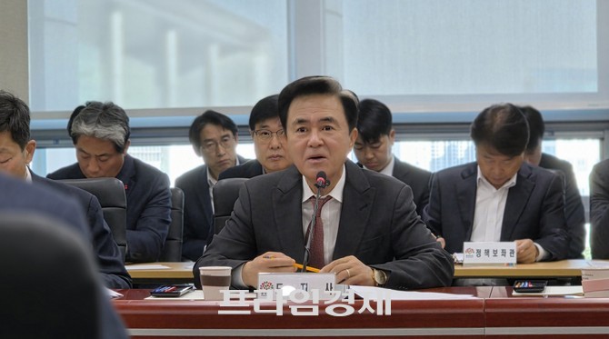 김태흠 충남지사가 1일 도청 중회의실에서 열린 제81차 실국원장회의에서 핵심 현안 추진을 강조하며 모두발언하고 있다. ⓒ 프라임경제