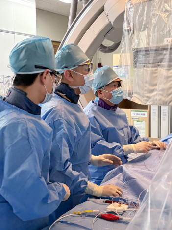 전남대학교병원 순환기내과 중재시술팀(사진 오른쪽부터 안영근·김민철·임용환 교수)이 급성심근경색에 심장성 쇼크가 발생한 환자에게 임펠라 시술을 시행하고 있다. ⓒ 전남대병원