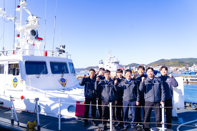 통영해양경찰서 관계자들이 남해지방해양경찰청 주관 '2025년 우수 함정·파출소 평가'에서 최우수 함정으로 선정된 P-101B정에서 기념촬영을 하고 있다. ⓒ 통영해경