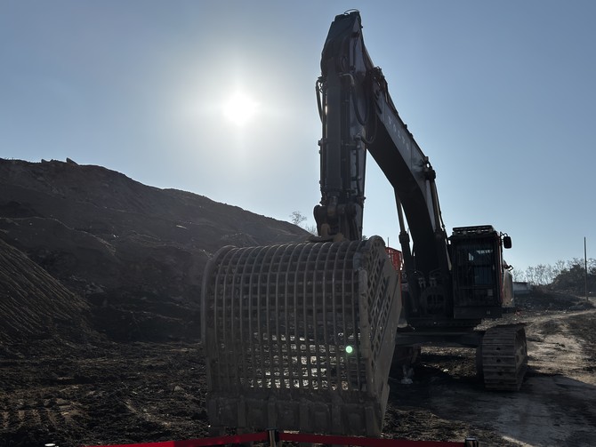 현장에는 포크레인이 흙을 퍼올리며 ‘마지막 달동네’의 변화를 알렸다. = 김주환 기자
