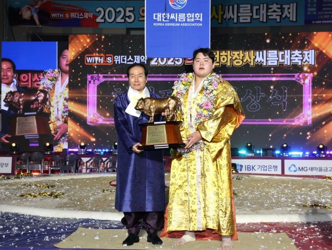 김주수 의성군수가 2025년 의성천하장사씨름대축제에서 천하장사 타이틀을 거머쥔 김민재(영암군청) 선수에게 상패를 수여하고 있다. ⓒ 의성군