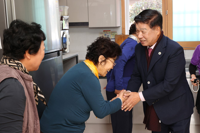 이상근 고성군수가 기월경로당을 시작으로 대평, 남외, 신부 경로당을 차례로 방문해 어르신을 대상으로 안부를 묻고 애로사항을 청취하고 있다. ⓒ 고성군