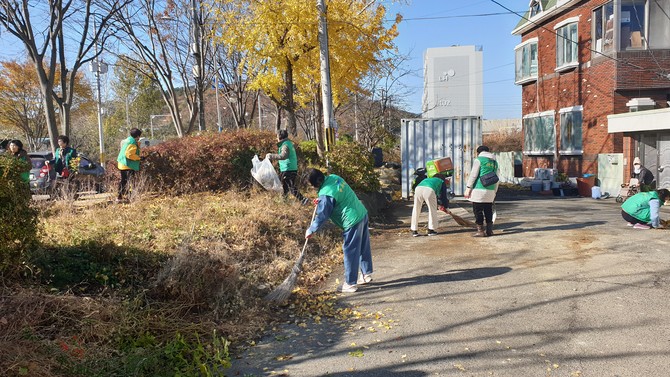 고성읍새마을협의회 회원 35여명이 고성읍 수남사거리 일원에서 도로변 및 인도 환경 정화 활동을 실시하고 있다. ⓒ 고성군